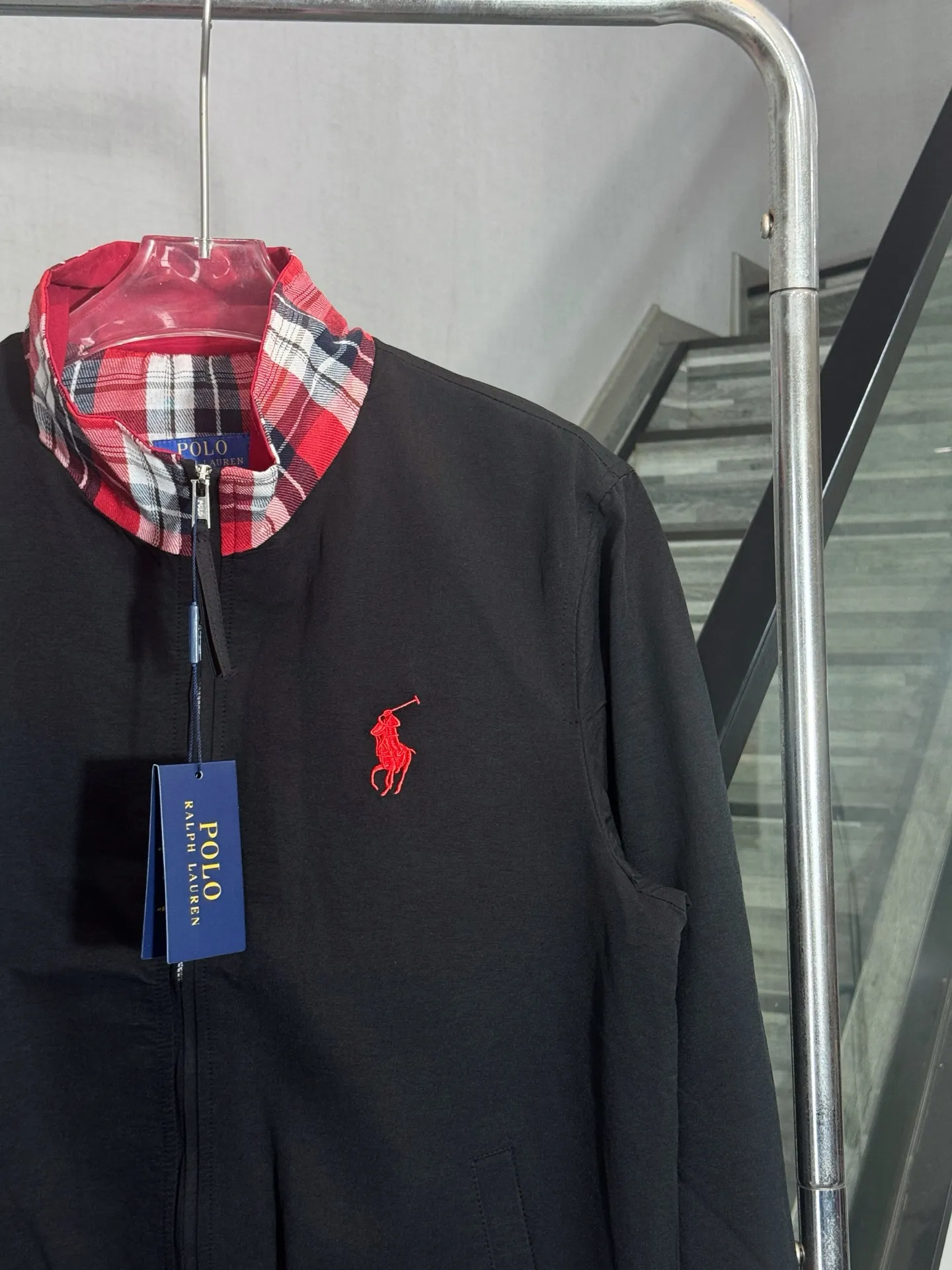 P320 model number: HE366 Ralph Lauren-Ralph Lauren old money style red plaid color block zipper jacket. The fabric is made of pure cotton breathable striped fabric. The upper body is comfortable and stylish, and feels silky and silky. The collar is made of red canvas plaid, and the horse riding warrior figure on the chest is made of high-density embroidery. The upper body is absolutely versatile, and the old money style style can be controlled casually. It is made by a large factory and has the original original label. It has three complete labels. You can buy it with confidence.  Color: Black/White Size: S M L XL